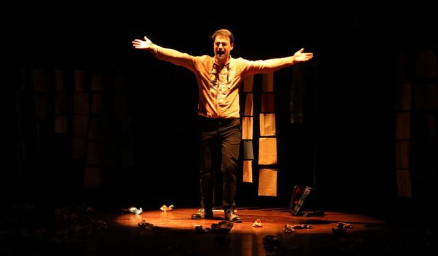 “Tutunamayanlar” Oyunu SDÜ’de Sanatseverlerle Buluştu