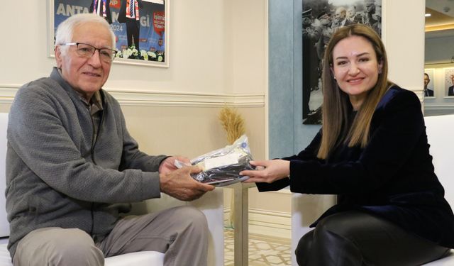 Yaşlı adamın otobüste unuttuğu içinde 4 bin euro olan çantanın başında adeta nöbet tuttu