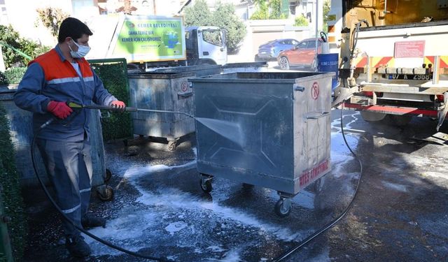 Kemer’de çöp konteynerleri dezenfekte ediliyor