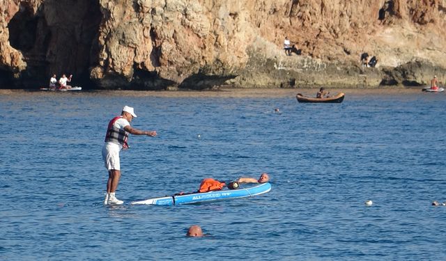 Karlı dağların gölgesinde 20 derecelik sıcak havada deniz keyfi yaptılar