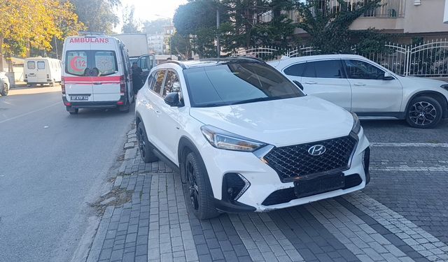 Antalya'da 'U' dönüşü yapan otomobille motosiklet çarpıştı: 1 yaralı