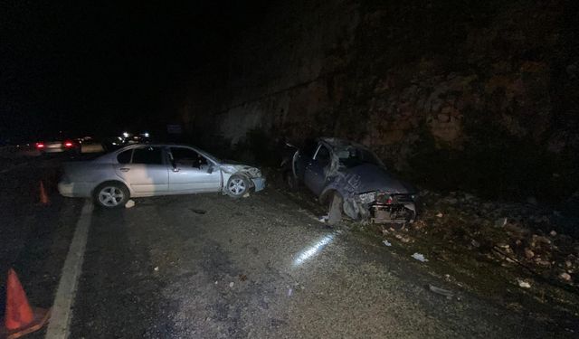 Antalya’da aynı yönde giden iki otomobil çarpıştı:4 yaralı