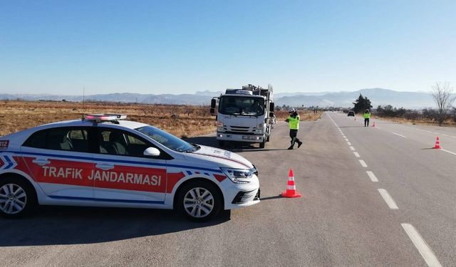 Burdur'da jandarmadan trafik denetimi: 502 araç ve sürücüsüne para cezası