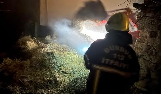 Burdur'da çıkan yangında 2 bine yakın saman balyası zarar gördü
