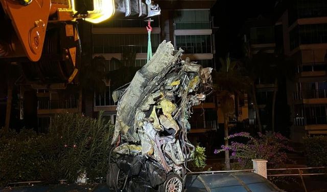 Lüks otomobil alt geçide çarptı, sürücü hayatını kaybetti