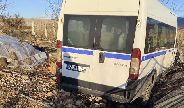 Kontrolden çıkan hafif ticari araç bahçe evinin kapısına çarparak durabildi: 1 yaralı