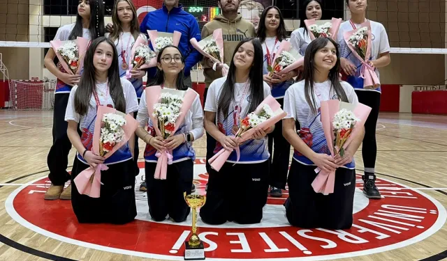 32 Akademi Voleybolda Çifte Gurur Yaşattı