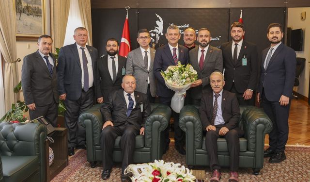 Milletvekili Yalım Halıcı Öncülüğünde CHP Yenişarbademli teşkilatı Genel Başkan Özel'i ziyaret etti