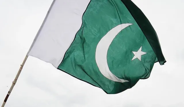 Pakistan'da yolcu otobüsüyle tır çarpıştı: 11 ölü