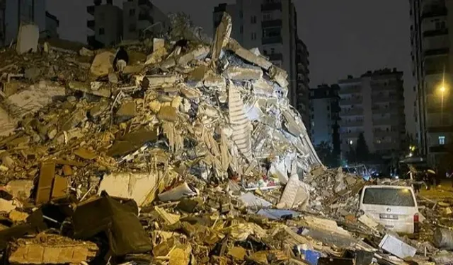 İstanbul Fatih'te 2 bina çöktü! Enkazdaki 9 kişi de sağ olarak kurtarıldı