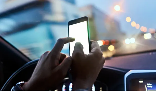 Trafikte artık 2 kez cep telefonuna bakanın ehliyetine el konulacak