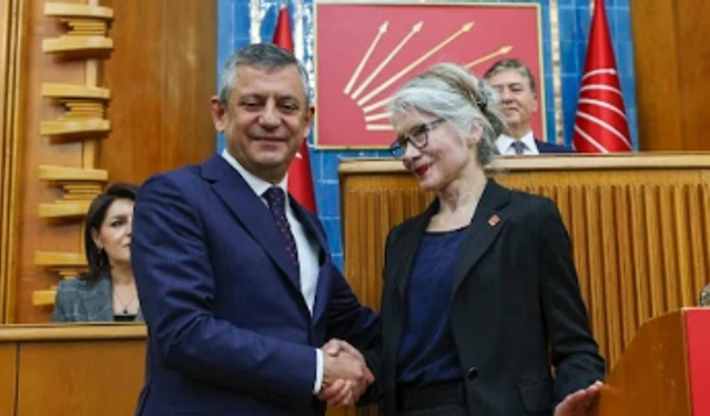 Yıllar sonra yeniden CHP'ye katıldı, rozetini Özgür Özel taktı