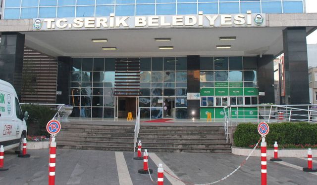 Serik Belediye binasına silahlı saldırı: Şüpheli yakalandı