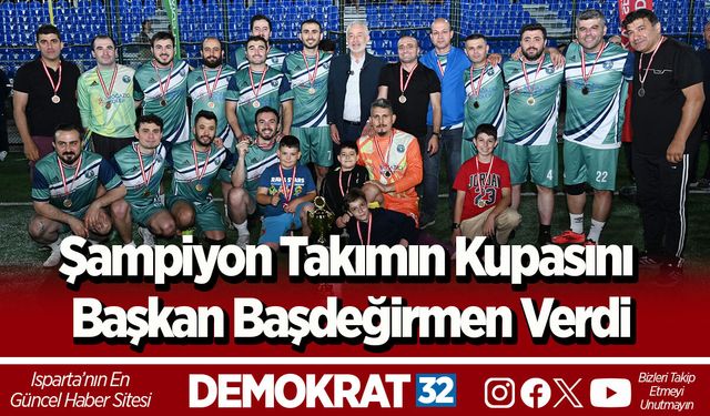 Şampiyon Takımın Kupasını Başkan Başdeğirmen Verdi