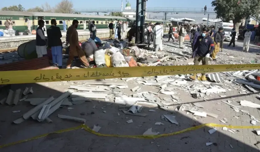 Pakistan'da tren istasyonunda katliam! Ambulanslar peş peşe gitti, onlarca ölü ve yaralı var