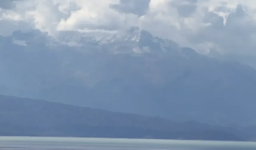 Anamas beyaz gelinliğini giydi