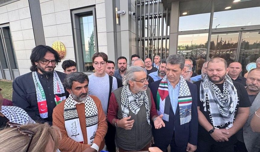 İsrail'in alıkoyduğu 2 aktivist Antalya'ya döndü