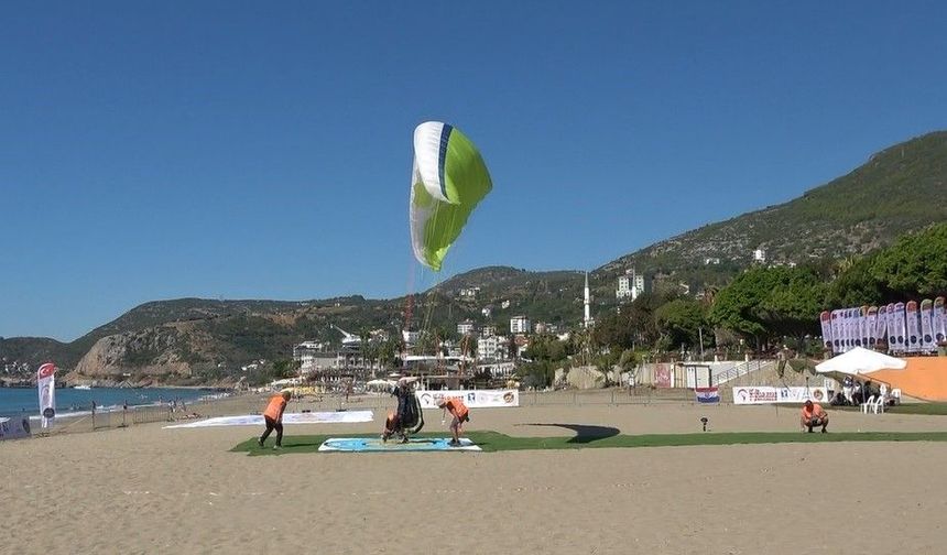 Dünya Yamaç Paraşütü Hedef Şampiyonası Alanya’da başladı