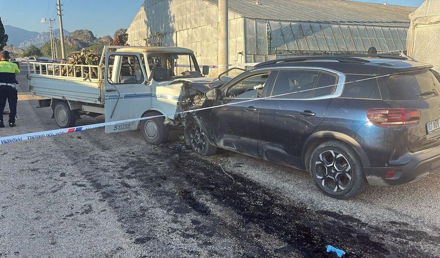 Serik'te otomobil ile kamyonet çarpıştı: 3 yaralı