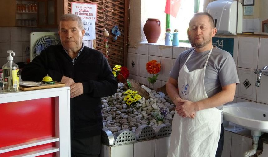 Pide yemeye gelip salondaki mezarlık başında dua ederek ayrılıyorlar