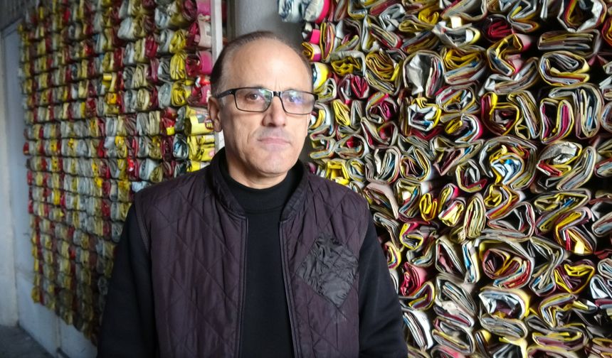 Müşteri ne içtiğini bilsin diye 18 yıldır demleyip sattığı çayların boş paketlerini sergiliyor