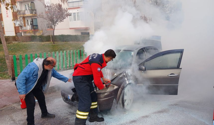 Burdur'da seyir halindeki otomobil yandı