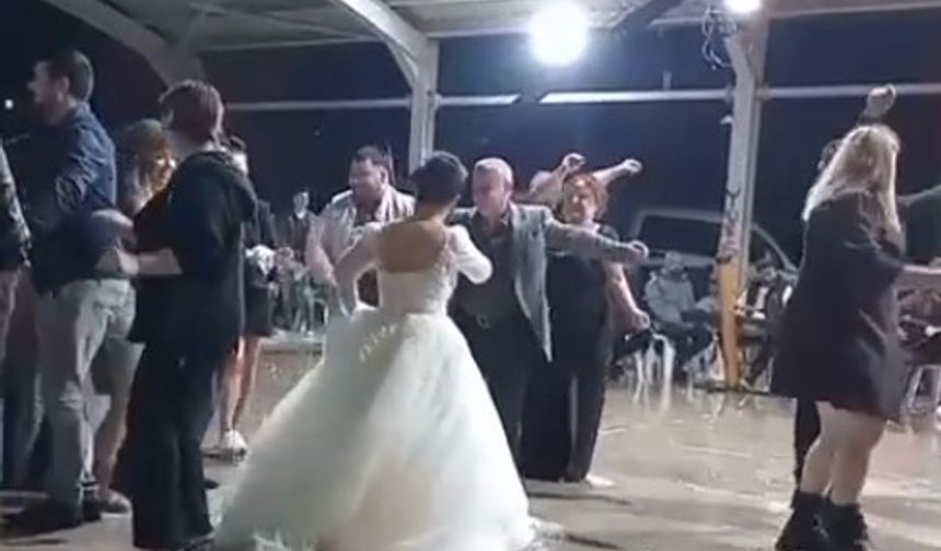 Düğünü su basınca, paçalarını sıvayıp oynamaya devam ettiler