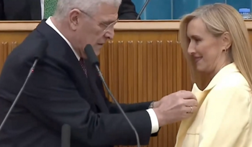 Memleket Partisi'ndeydi, İYİ Parti’ye katıldı! Rozetini Müsavat Dervişoğlu taktı…