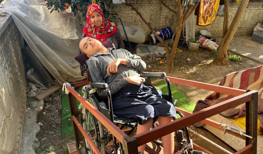 "Üvey oğlum" demedi, engelli oğluna eğitimi için hamallık yaparak evine raylı sistem kurdu