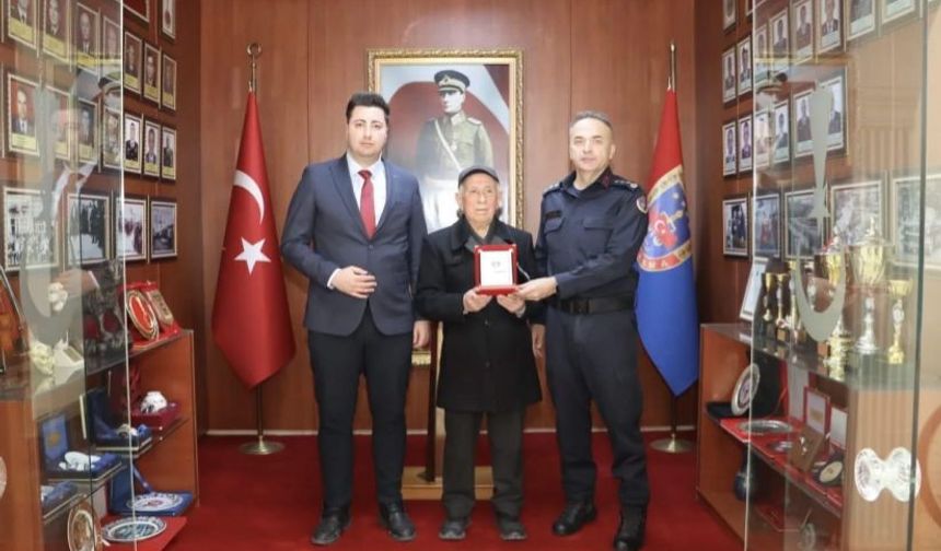 Yaşlı adam son birikimi olan 10 Cumhuriyet altınını jandarmaya bağışladı