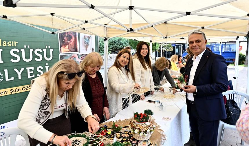 Muratpaşa Belediyesi'nden kadınlara kapı süsü atölyesi