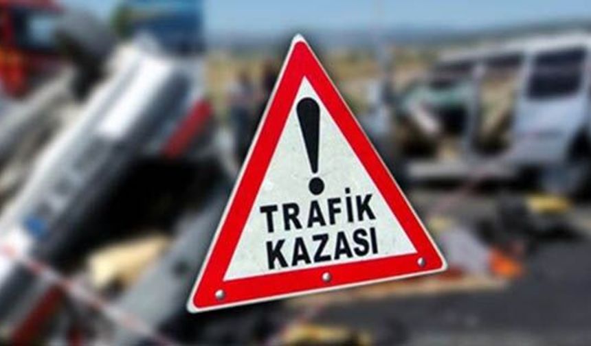 KIRMIZI IŞIKTA BEKLERKEN ARACA ÇARPAN OTOMOBİL HURDAYA DÖNDÜ
