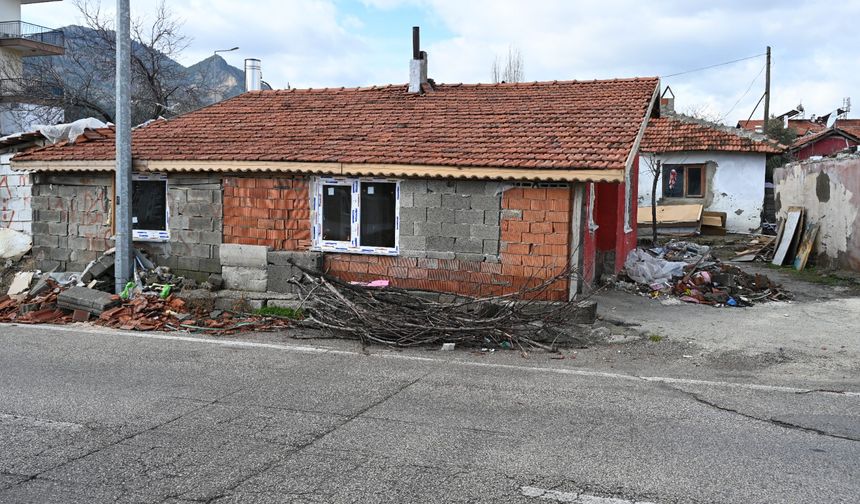 Isparta Belediyesi ihtiyaç sahibi ailenin evini tadilat ediyor