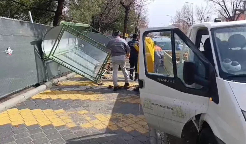 Isparta’da Şiddetli Fırtına Otobüs Durağını Devirdi