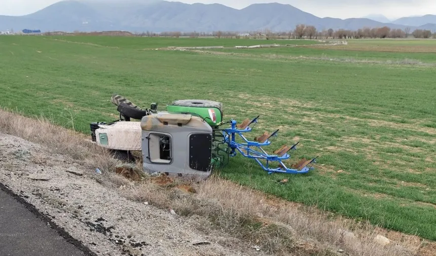 Lastiği Patlayan Traktör Şarampole Yuvarlandı