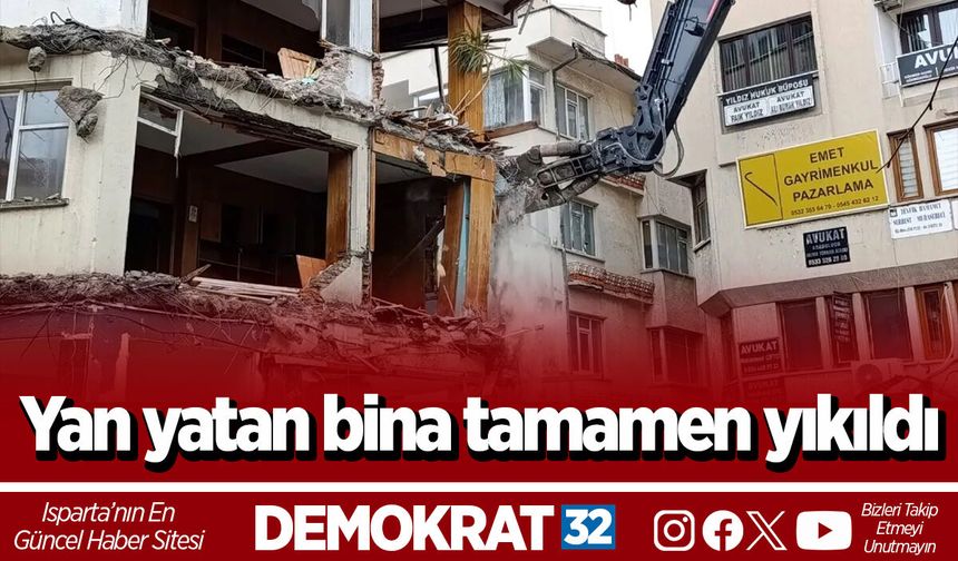 Yan yatan bina tamamen yıkıldı