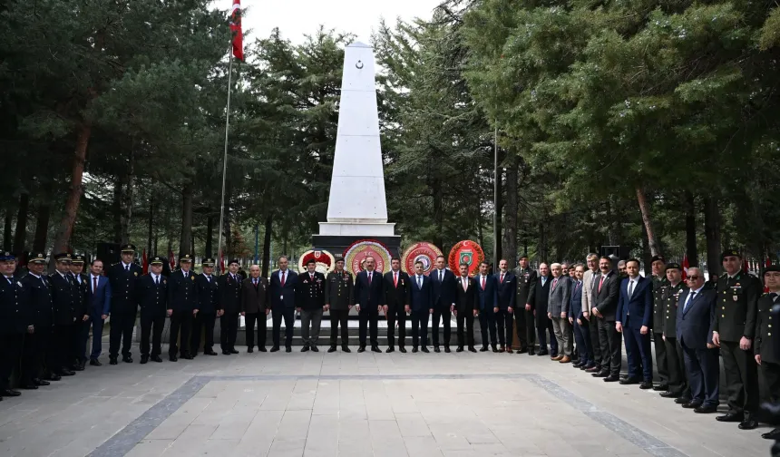 Şehitlerimiz kabirleri başında anıldı