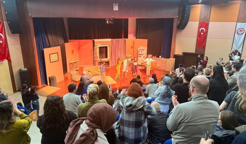 Mutlu Aile Tablosu Isparta’da Ayakta Alkışlandı