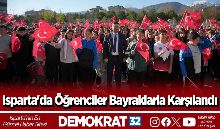 Isparta'da Öğrenciler Bayraklarla Karşılandı