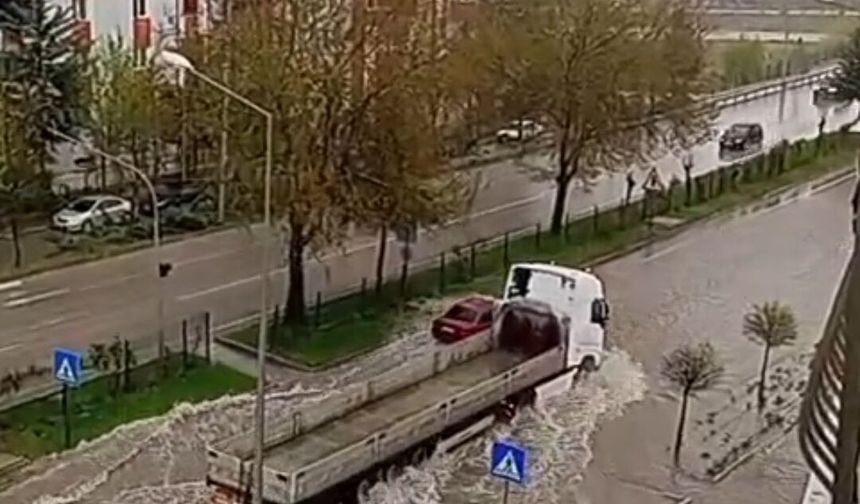 Yağmur yolları Göle çevirdi