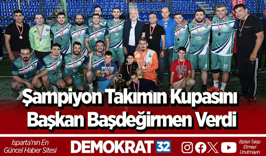 Şampiyon Takımın Kupasını Başkan Başdeğirmen Verdi