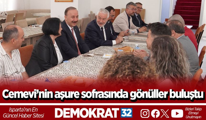 Cemevi’nin aşure sofrasında gönüller buluştu