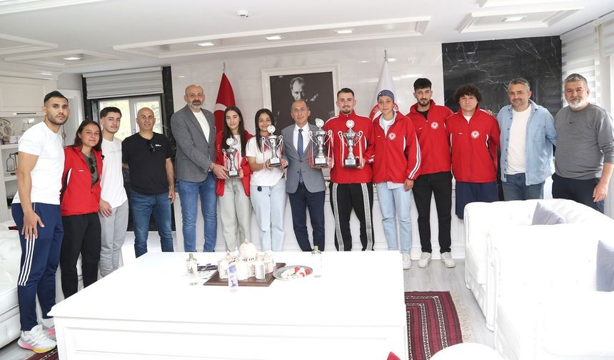 Türkiye Dereceleri Elde Eden SDÜ’lü Sporcular Rektör Saltan’ı Ziyaret Etti