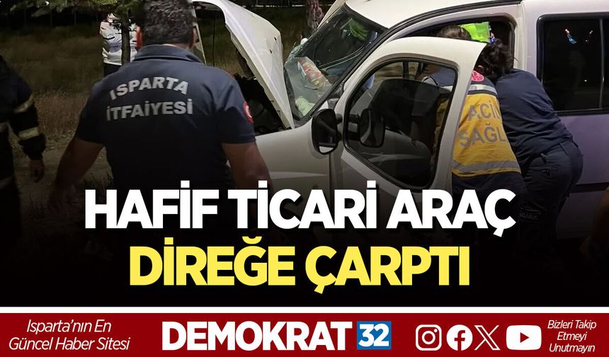 HAFİF TİCARİ ARAÇ DİREĞE ÇARPTI