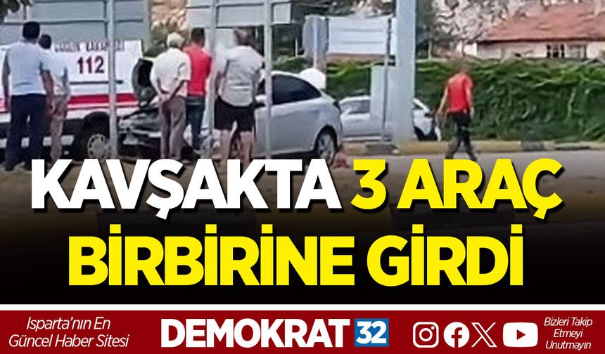 KAVŞAKTA 3 ARAÇ BİRBİRİNE GİRDİ