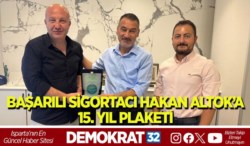 BAŞARILI SİGORTACI HAKAN ALTOK’A 15. YIL PLAKETİ