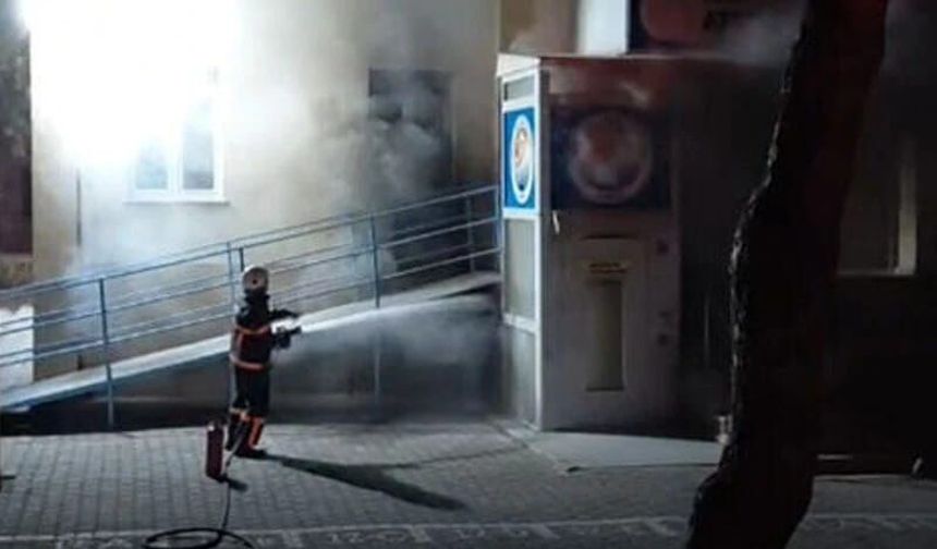 Okulun bahçesinde trafo yangını