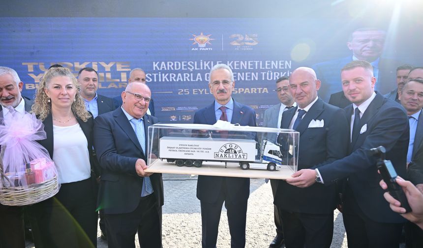 Uygun Nakliyat’tan Bakan Uraloğlu’na minyatür tır hediyesi