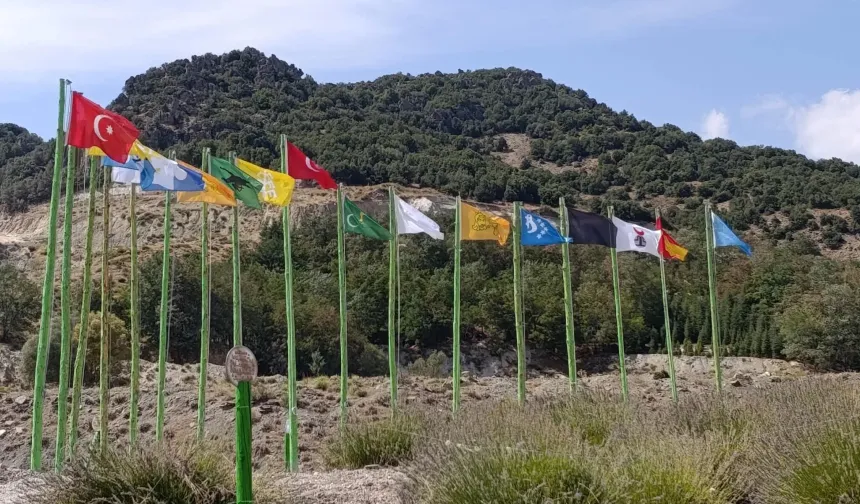 MİRYOKEFALON HATIRA ORMANI’NDA TÜRK DEVLETLERİNİN BAYRAKLARI GÖNDERE ÇEKİLDİ