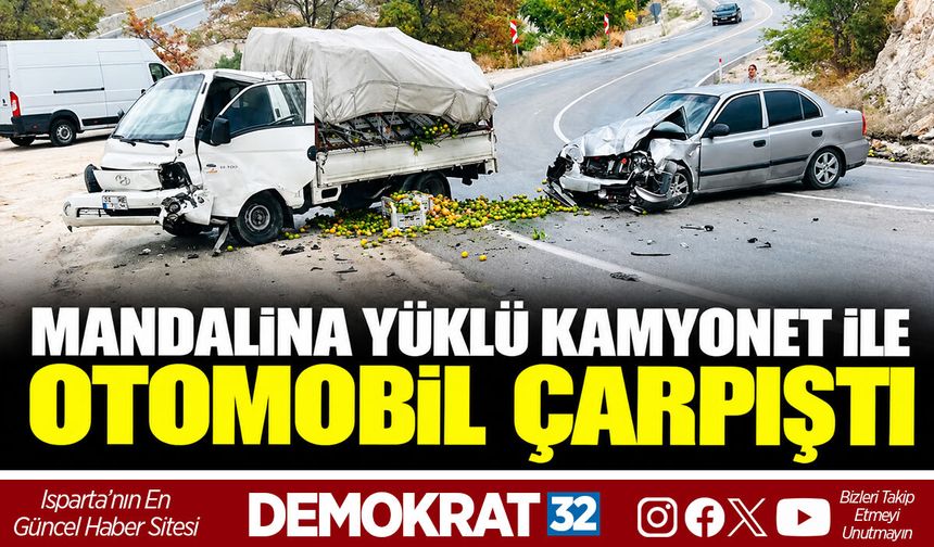 MANDALİNA YÜKLÜ KAMYONET İLE OTOMOBİL ÇARPIŞTI